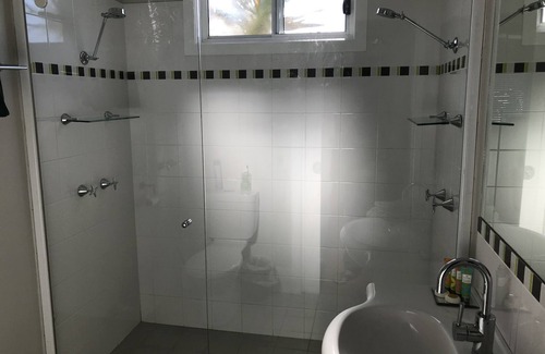 Burrill Lake House | 500 Metres from the Beach Lovely Cottage with Magnificent Lake View and Sunsets