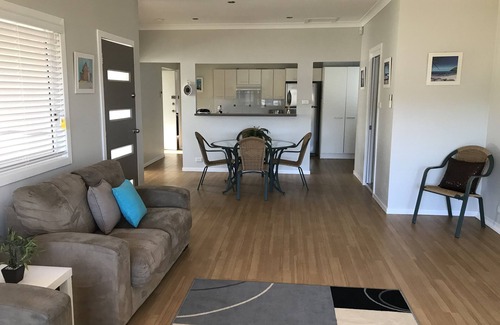 Burrill Lake House | 500 Metres from the Beach Lovely Cottage with Magnificent Lake View and Sunsets