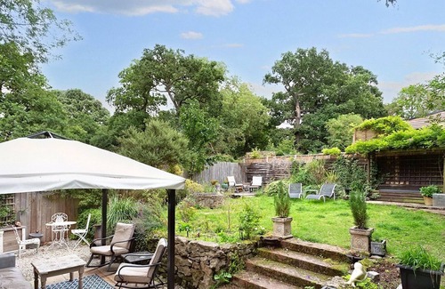 Maidstone Cottage | 500 yr old Cottage with historic park at the gate