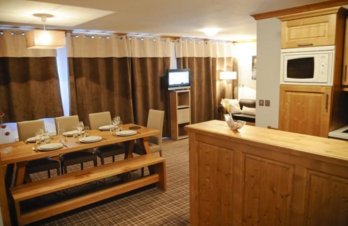 La Toussuire Apartment | 50m from ski slopes, swimming pool, sauna, hammam, terrace, balcony, tv, ski locker, 42m²