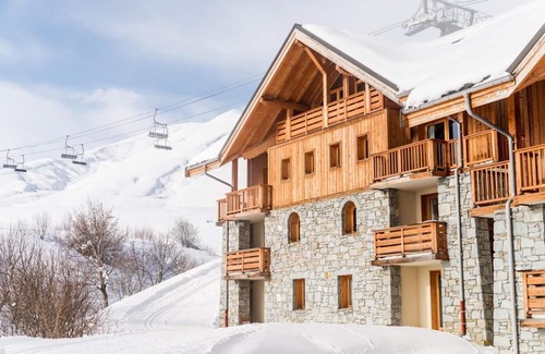 La Toussuire Apartment | 50m from ski slopes, swimming pool, sauna, hammam, terrace, balcony, tv, ski locker, 42m²