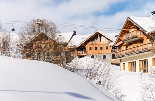 La Toussuire Apartment | 50m from ski slopes, swimming pool, sauna, hammam, terrace, balcony, tv, ski locker, 42m²