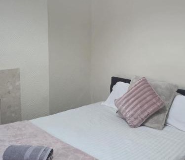 St. Thomas House | 52 - room 2 - smart TV