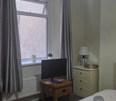 St. Thomas House | 52 - room 2 - smart TV