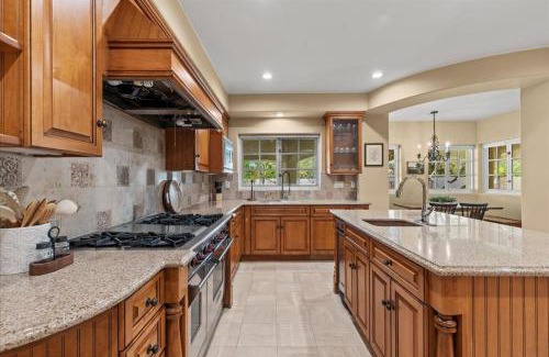 Tarzana House | 5800 sq ft Gorgeous Tarzana 7 bedroom 9 bathroom home with pool and hot tub