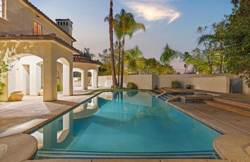 Tarzana House | 5800 sq ft Gorgeous Tarzana 7 bedroom 9 bathroom home with pool and hot tub