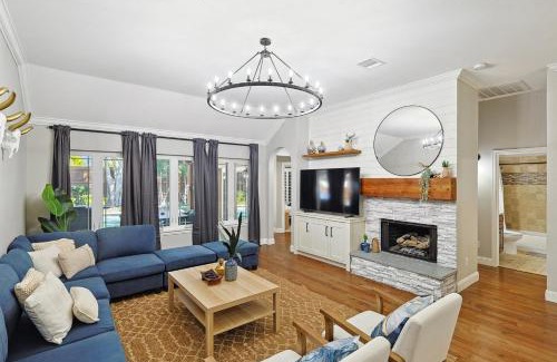 Corinth House | 5BD 2BA w Backyard Oasis Pool Jacuzzi Firepit