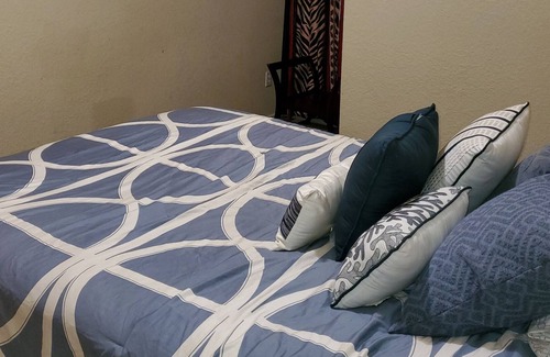 South Arlington House | 5bd/5ba-3700sqft Home w/Cable & Fast Wi-Fi - Dedicated Desk & Outdoor Living