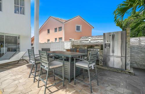 Miami Lakes House | 5BD, 5BA, Tropical Oasis, Pool, Patio and Fun