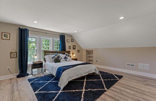 South Bend House | 5bd Movie Theater - 7mins to UND - Backyard BBQ