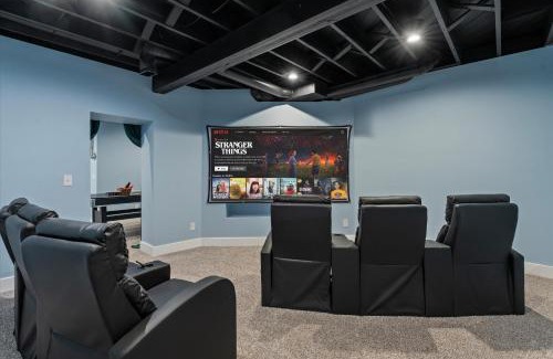 South Bend House | 5bd Movie Theater - 7mins to UND - Backyard BBQ