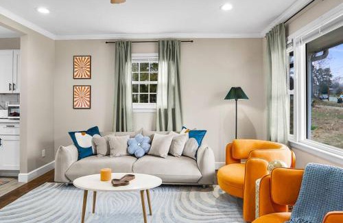 Paw Creek House | 5bd Vibrant Haven: Basketball - 10mins to Airport