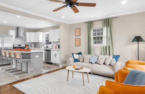 Paw Creek House | 5bd Vibrant Haven: Basketball - 10mins to Airport