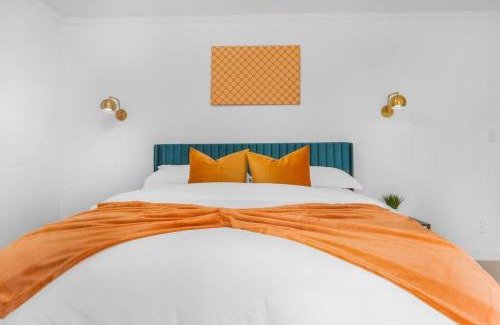 Paw Creek House | 5bd Vibrant Haven: Basketball - 10mins to Airport