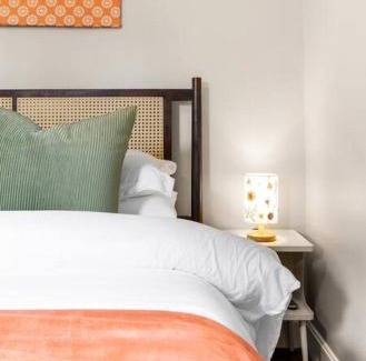 Paw Creek House | 5bd Vibrant Haven: Basketball - 10mins to Airport