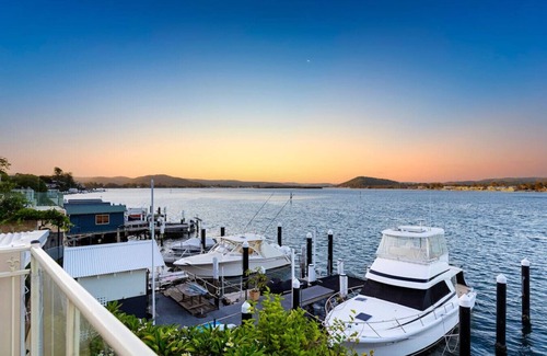 Blackwall House | 5BDRM Panoramic Waterfront I Jetty & Pool