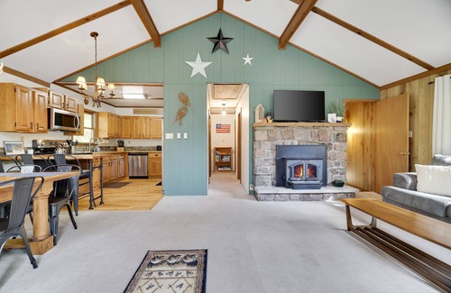 Lake Harmony Estates Ski Chalet | 5Bedroom Lake Harmony Charmer Sleeps14~Beach~Hottub~Bar~Arcade