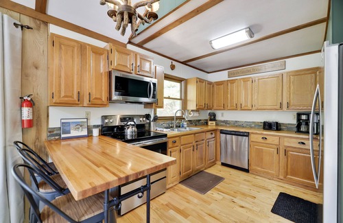 Lake Harmony Estates Ski Chalet | 5Bedroom Lake Harmony Charmer Sleeps14~Beach~Hottub~Bar~Arcade