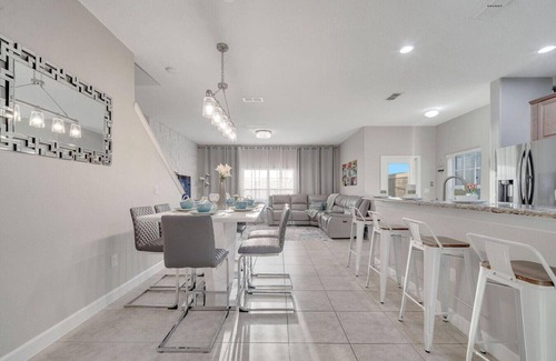 Historic Downtown Kissimmee Apartment | 5BR Cozy Paradise Palms Townhome, POOL, by Disney