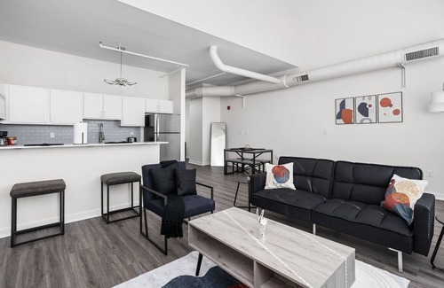 Mile Square Apartment | 5BR Cozysuites The Block with Pool Table