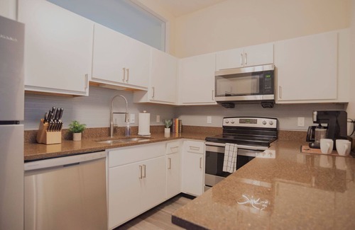 Mile Square Apartment | 5BR CozySuites The Block-SkybridgeAccess