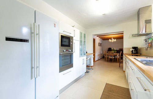 Tafira Villa | 5BR Home - Pool Parking & Tennis Court