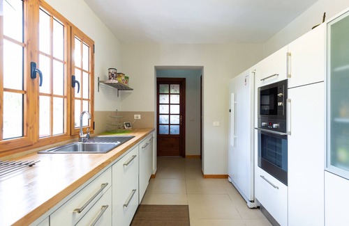 Tafira Villa | 5BR Home - Pool Parking & Tennis Court