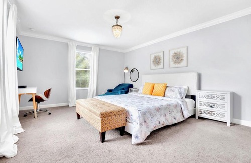 West Kissimmee House | 5BR Home w Netflix & Private Pool - Near Disney