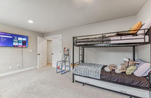 Beaverton House | 5BR Home with Backyard - Perfect for Family and Work Crews