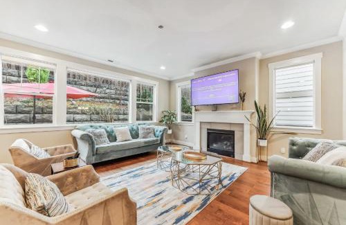 Beaverton House | 5BR Home with Backyard - Perfect for Family and Work Crews