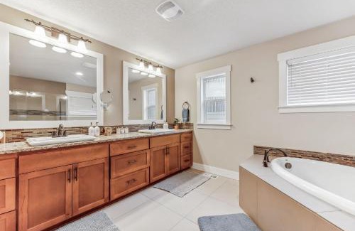Beaverton House | 5BR Home with Backyard - Perfect for Family and Work Crews