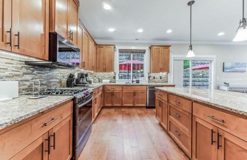 Beaverton House | 5BR Home with Backyard - Perfect for Family and Work Crews