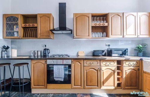 Pontefract House | 5BR House, Sleeps 10 Guests - Business & Contractor Stays