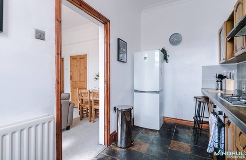 Pontefract House | 5BR House, Sleeps 10 Guests - Business & Contractor Stays