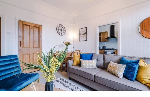 Pontefract House | 5BR House, Sleeps 10 Guests - Business & Contractor Stays