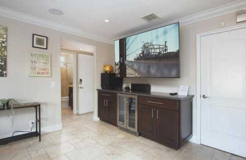 Santa Ana House | 5BR Large Home Not heated POOL- Disneyland, Beaches
