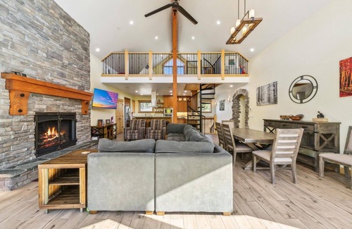 Mountain View Estates Cabin | 5Br Mountain Home, Hot Tub, Walk-to-Trails, 9 Beds, Game Room, Dog Friendly and Fully Fenced