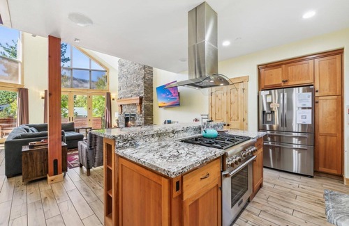 Mountain View Estates Cabin | 5Br Mountain Home, Hot Tub, Walk-to-Trails, 9 Beds, Game Room, Dog Friendly and Fully Fenced