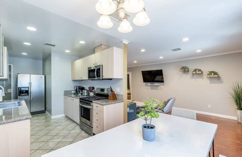 NoHo Arts District House | 5BR NoHo Fun in the Sun! Pool, Cabana & BBQ!