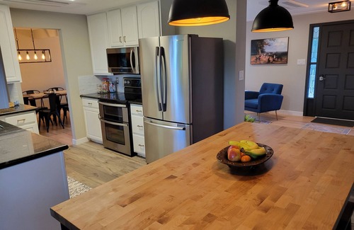 Broomfield House | 5BR Peaceful Farmhouse on 2+ acres - Private hot tub & cozy firepit