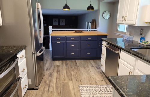 Broomfield House | 5BR Peaceful Farmhouse on 2+ acres - Private hot tub & cozy firepit