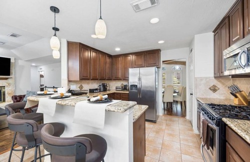 Willow House | 5BR Train Theme | Heated Pool Hot Tub EV BBQ