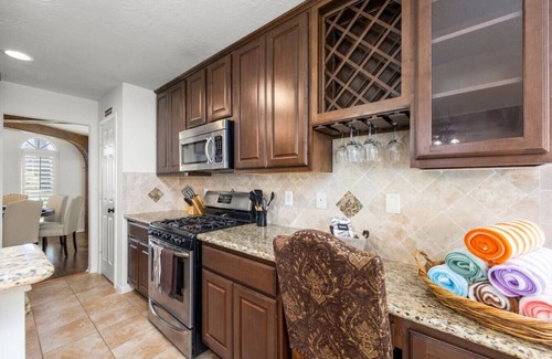 Willow House | 5BR Train Theme | Heated Pool Hot Tub EV BBQ