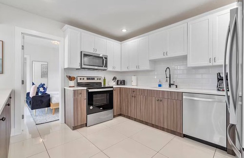North Miami Beach Villa | 5BR Villa w/Heated Pool, Games, Fire Pit, Golf, Cabana, 10-mn from Beach