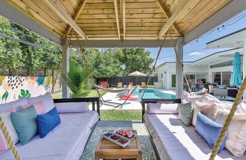 North Miami Beach Villa | 5BR Villa w/Heated Pool, Games, Fire Pit, Golf, Cabana, 10-mn from Beach