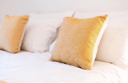 Bon-y-maen Apartment | 5BRM - Off Road Parking - 3 Bath - Garden