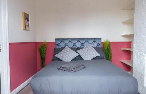East Acton Apartment | 5C- Stylish Urban Retreat - Spacious 2 Bed Flat
