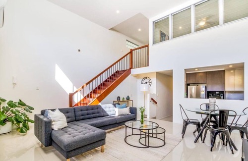 Wooloowin House | 5km to City & Airport|Huge Townhouse|3 Bathrooms