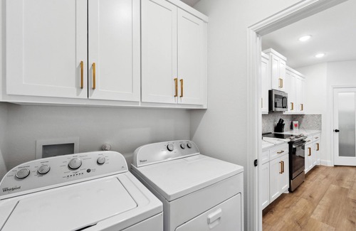 West Dallas House | 5min DT Luxe House with Game Room, Arcades, Billiards, Foosball, Washer/Dryer