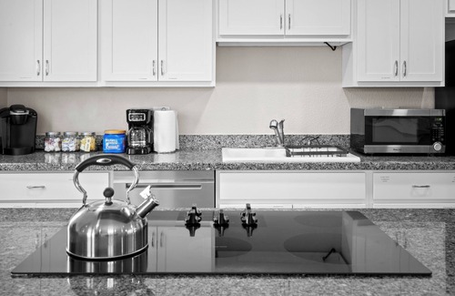 Cox Heights House | 5mins to Old Town! Heated Pool & Spa, Fire pit & Outdoor TV!